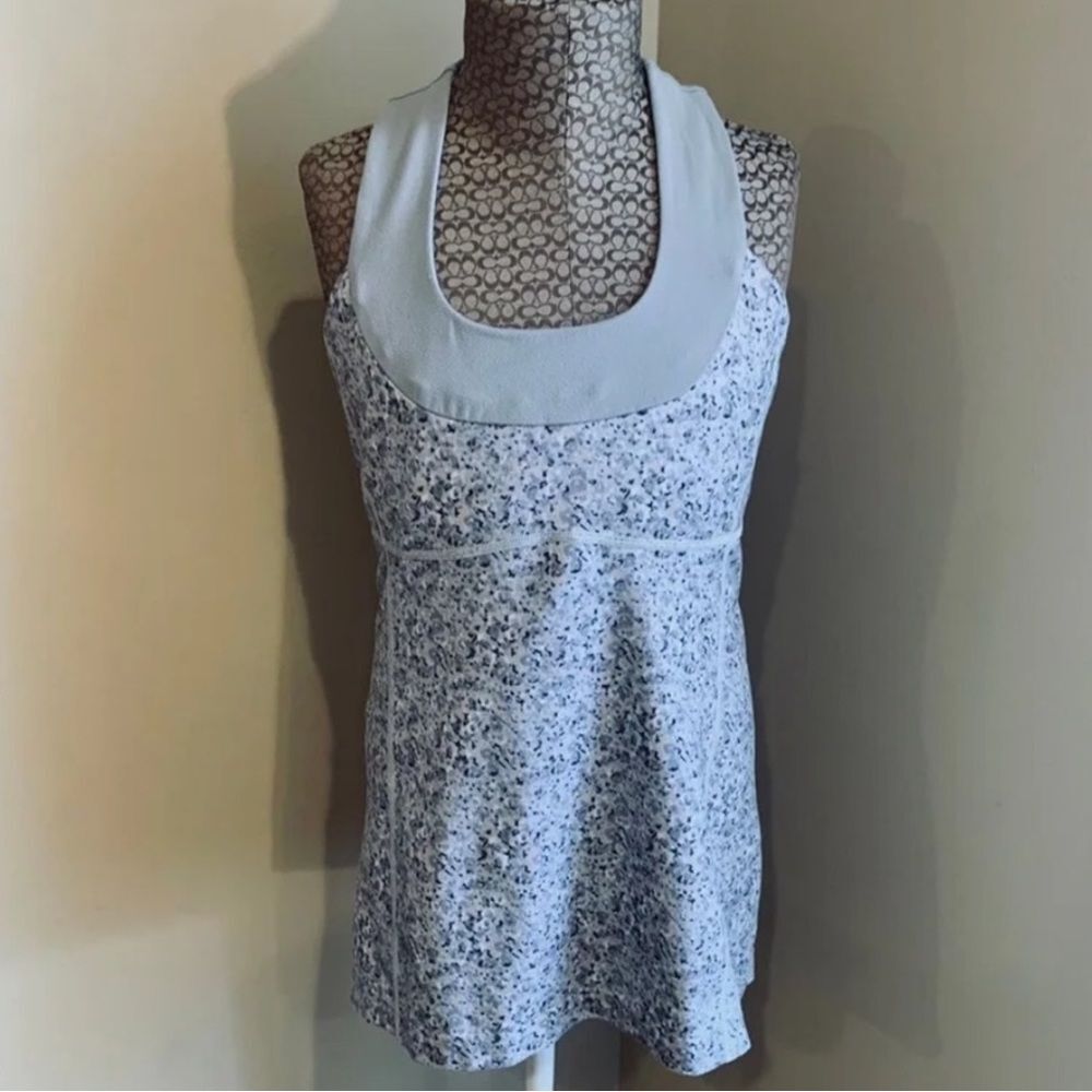 Lululemon Lulu Tank Gray White Print Scoop Neck Racerback Athletic Top Size 6 - Picture 6 of 12